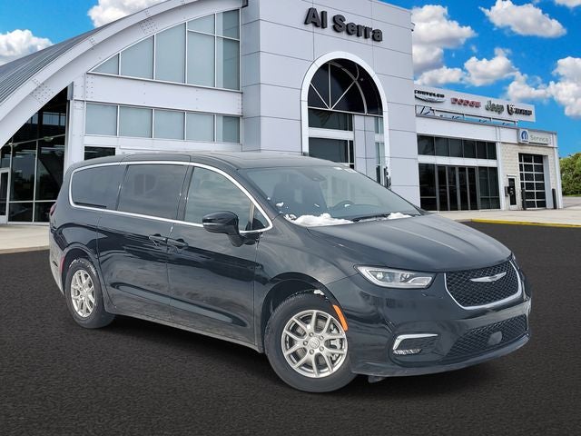 2026 Chrysler Pacifica Select's photo