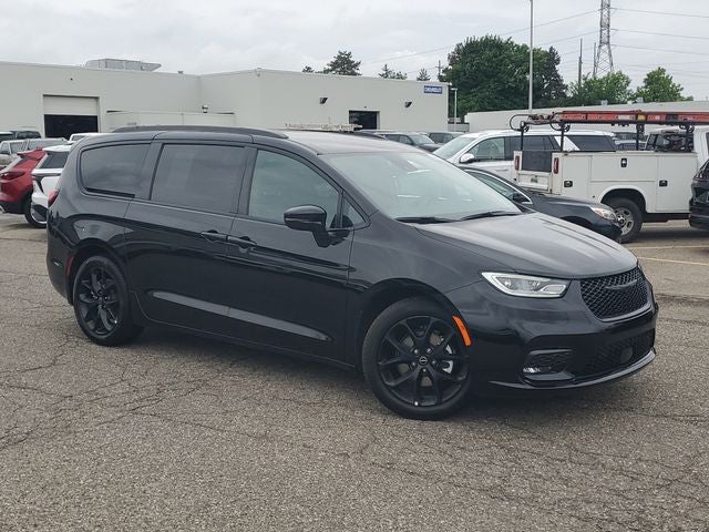 2026 Chrysler Pacifica Select's photo